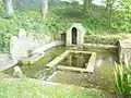 La fontaine à proximité de la chapelle Notre-Dame-du-Crann.