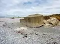 Près de Pellan : blockhaus déstabilisé, désormais au milieu de la plage, illustrant le recul de la côte depuis la Seconde Guerre mondiale 2.