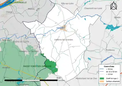 Le « Massif forestier d'Amboise », une ZNIEFF de type 2, couvre une frange sud-ouest de la commune.