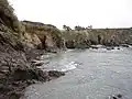 Falaises et grottes au sud-est du petit port de Cameros.