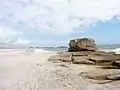 Léchiagat : la plage de Kersauz et son rocher.