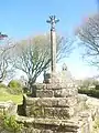 Calvaire situé dans l'enclos paroissial de l'église Saint-Léonor de Larret.