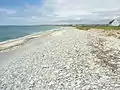 Plozévet : le cordon de galets de la baie d'Audierne vu depuis les environs de Keristenvet en direction du nord-ouest.