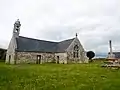 La chapelle Saint-Démet et son calvaire, vue d'ensemble.