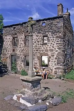 Ruines de la maison d'une béate à Bains.