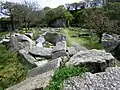 L'ancienne carrière de Kerglonou (Chanter Braz) : blocs de granite laissés sur place, abandonnés.