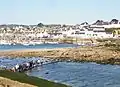 Le gué permettant le passage entre le continent et l'Île Tristan lors d'une marée basse à fort coefficient (vu de Douarnenez)