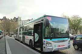 Autobus articulé(Iveco Urbanway 18 de la RATP).
