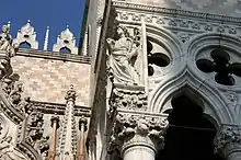 Vue de l'angle supérieur sculpté d'un angle de mur avec une statue au centre