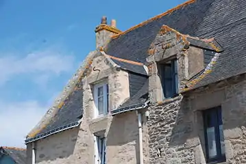 Lucarnes en chien-assis avec fronton triangulaire