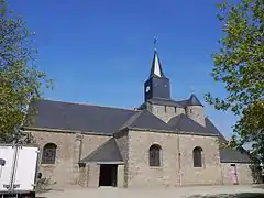 Vue en couleur d'une église en granit de style médiéval.