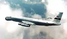 707 peint en blanc, avec les insignes de l'US Air Force. Son nez a été modifié, avec un énorme carénage protubérant.