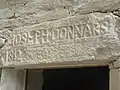 Inscription portant le nom de Joseph Donnars sur le linteau de la porte d'entrée du moulin à eau de Tréouzien