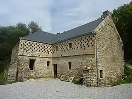 Boulins à l'étage du moulin à eau de Tréouzien, en Plouhinec (Finistère)