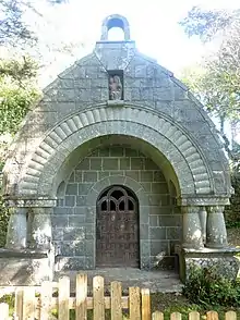 Île Tristan : la chapelle des Aviateurs de style néo-breton (construite en 1930 par Jacques Richepin en l'honneur de l'aviateur Dieudonné Costes).