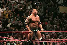 Batista en slip montant sur un des coins du ring pour saluer la foule