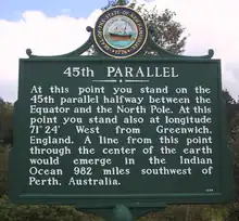 Plaque indiquant le 45e parallèle nord dans le New Hampshire, aux États-Unis.