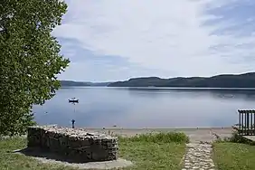 Le Tacon Site des Caps se situe devant le fjord de Saguenay en face du Cap-À-l'Ouest de La Baie, Québec, Canada.