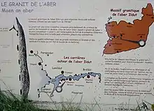 Panneau d'information touristique présentant le granite de l'Aber Ildut.