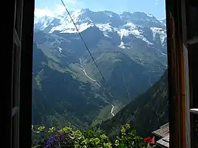 Vue de la face nord de l'Äbeni Flue et du Mittaghorn (à droite)