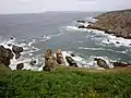 Les falaises entre la plage de Lesven et la Pointe de Lesven ; à l'arrière-plan le Cap de la Chèvre.