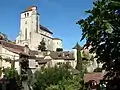 Église et maisons du XIVe siècle.