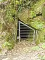 Entrée d'une ancienne galerie d'une mine d'ardoises en amont de Pont-Coblant