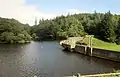 Le barrage et le lac de Kerne-Uhel vus depuis la rive côté Trémargat.