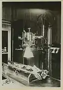 Cabinet de radiographie vétérinaire du Laboratoire central vétérinaire de Dijon (ici le 9 juin 1918, avec un chien allongé sur le plateau).