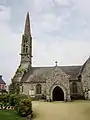 L'église paroissiale Saint-Ergat : clocher et porche.