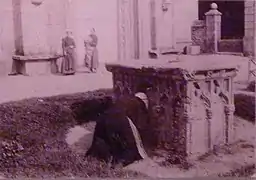 Charles Géniaux : Femme passant sous le tombeau présumé de saint Yves (1890, Minihy-Tréguier)