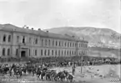 Soldats australiens de la 4th Light Horse Brigade rassemblant des prisonniers ottomans devant l'hôpital de Damas, octobre 1918