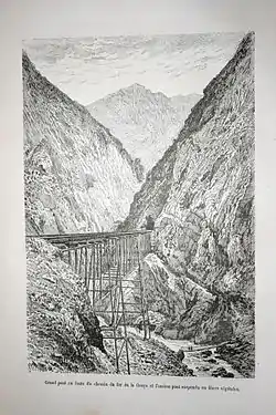 Gravure en noir et blanc d'un pont enjambant une rivière en montagne.