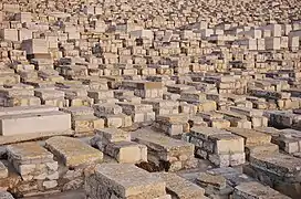 Le mont des Oliviers plus grand cimetière de Jérusalem composé de dalles selon la tradition sépharade.