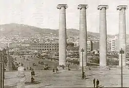 Les Quatre Colonnes qui représentaient les quatre barres du drapeau catalan, œuvre de l'architecte Puig i Cadafalch construite pour l’Exposition internationale de Barcelone de 1929.