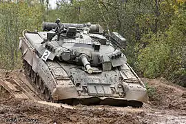 Sur le T-80U, le Kontakt-5 est présent sur le glacis, le premier tiers des jupes latérales ainsi que sur l'avant de la tourelle (masqué par des rabats en caoutchouc renforcé) et le toit de cette dernière.