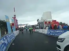 Coureurs attardés arrivant au sommet du mont Bouquet.