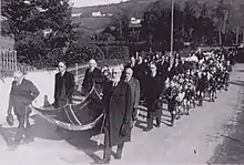 Photographie représentant un important cortège funéraire.