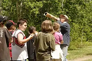 Action performative Pierres Bûchées réalisée par le collectif d'artistes Interaction Qui dans le cadre de l'implantation du Tacon Site des Forêts.