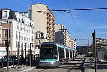 Une rame de tramway à la station Vauban pendant les essais, avant l'ouverture de la ligne.