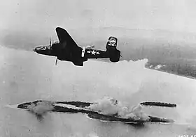 Bombardier B-25D-5-NA de l'esquadron "Rough Raiders", du 345th Bomb Group "Air Apaches" au dessus des îles Wakde le 11 mai 1944.
