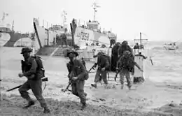photo montrant des soldats anglais descendant d'une péniche de débarquement