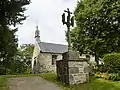 Le calvaire et la chapelle de Loc-Mazé.