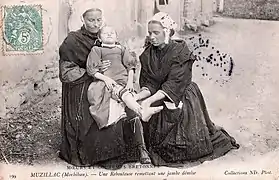 Rebouteuse (photographie prise par Charles Géniaux à Muzillac en 1890).