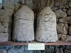 Le musée de l'Abeille Vivante et la Cité des Fourmis, ruches de Sologne constituées d'osier tressé et de bouses de vache.