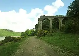 Les arches subsistantes, formant belvédère sur la rive gauche de l'Aulne maritime, de l'ancien pont de Térénez (1951).