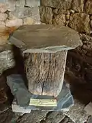 Le musée de l'Abeille Vivante et la Cité des Fourmis, ruche traditionnelle de Lozère (tronc de châtaignier évidé recouvert d'une pierre).