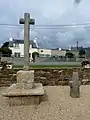 Croix et calvaire dans l'enclos de la chapelle de Lanorven.