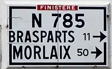 Ancien panneau routier de la route nationale 785 (actuelle route départementale 785) situé à Pleyben.