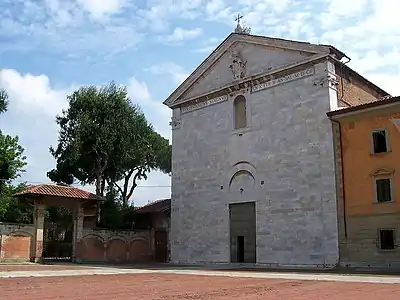 Façade et cloître.